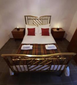 una camera da letto con un letto grande con cuscini rossi di Andy's Home Cottage a Hilltown
