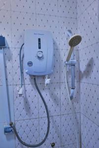 eine Dusche im Bad mit Duschkopf in der Unterkunft Appartement moderne 3 chambres au centre-ville de Kinshasa in Kinshasa