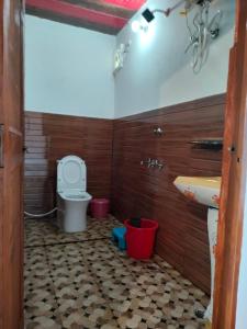 Ein Badezimmer in der Unterkunft Moon Hotel Tungnath
