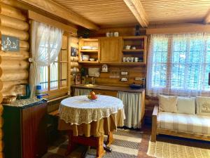 a dining room with a table in a cabin at Jazz Xata in Yablunytsya