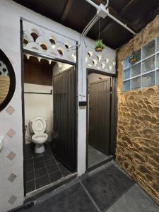 un bagno con un water in una stanza di Little Home in Town a Ban Lo Long Altre 22 foto