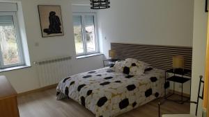 a bedroom with a bed and two windows at Au refuge du Bonheur in Provenchères-sur-Fave