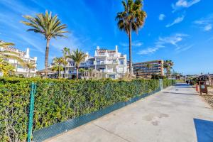 una acera junto a una valla con palmeras en Luxury Duplex Sea Views La Cala Beach, en La Cala de Mijas