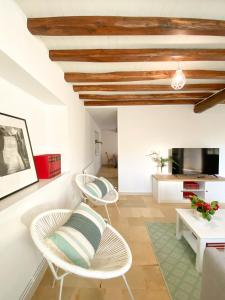 a living room with two chairs and a table at Casa Pastur in Serantes