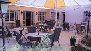 Restaurace v ubytování Hôtel Les Fleurs