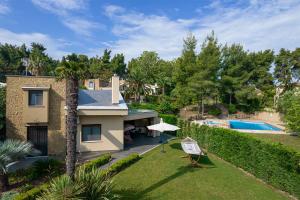 Bazén v ubytování Azalea Villa Sani with Outdoor Hot Tub, Sani Luxury Villas Collection nebo v jeho okolí