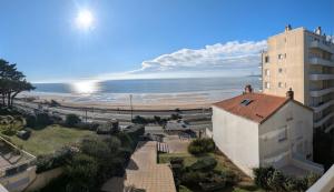 ラ・ボールにあるFace mer - Tyraの建物から海岸の景色を望めます。