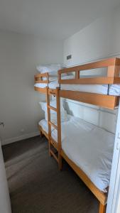 ラ・ボールにあるFace mer - Tyraの部屋にある二段ベッドのグループ