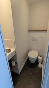 ラ・ボールにあるFace mer - Tyraのトイレと洗面台のある小さなバスルーム