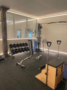 Habitación con gimnasio con pesas y cinta de correr en The Harrington - Gloucester Road - 1 Harrington Gardens, en Londres