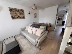 a living room with a couch and a table at Windsor & Legoland Stay, Slough & Free Parking - Berkshire in Burnham