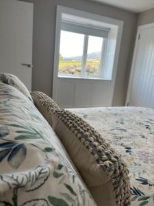 Schlafzimmer mit einem Bett und einem Fenster in der Unterkunft Betty's Cottage in Newcastle