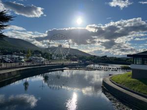 ein Riesenrad und ein Fluss mit einem Riesenrad in der Unterkunft Betty's Cottage in Newcastle