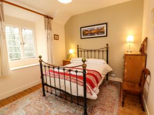 ein Schlafzimmer mit einem Bett und einem Fenster in der Unterkunft Ednas Cottage in Ambleside