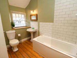 ein Badezimmer mit Badewanne, Toilette und Waschbecken in der Unterkunft Ednas Cottage in Ambleside + 26 Fotos