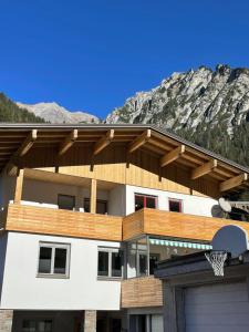 een huis met een basketbalring voor een berg bij Haus Elvira in Klösterle am Arlberg