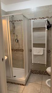 Un baño con ducha, lavabo e inodoro. en Il Giardino della Torre, en Torre Maggiore