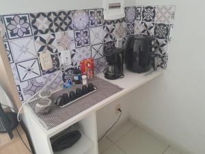 バラ・ド・ピライにあるApartamento Village Aldeia das águasのキッチン(棚にコーヒーメーカー付) +8枚の写真