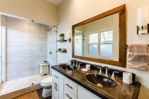 Un baño de The Point 5-Star All-Inclusive Experience
