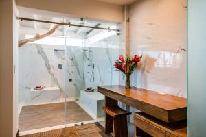 Un baño de The Point 5-Star All-Inclusive Experience