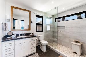 Un baño de The Point 5-Star All-Inclusive Experience