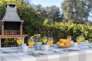 a table with glasses of wine and a bowl of fruit at Villa Eagle in Benalup Casas Viejas