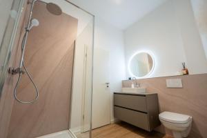 ein Badezimmer mit Dusche, Toilette und Waschbecken in der Unterkunft LLR Design Apartment- Santal Blush im Zentrum von Koblenz in Koblenz