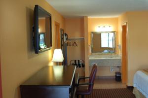 Postel nebo postele na pokoji v ubytování BLUE SKY INN Glens Falls-Saratoga-Lake George