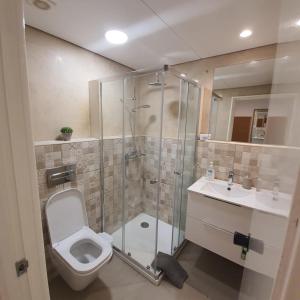 une salle de bain avec une douche, des toilettes et un lavabo dans l'établissement Center Marina view Yellow Studio, à Funchal