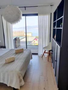 une chambre avec un lit et une vue sur l'océan dans l'établissement Villa ARIA et MAQUIS, Villa 4 chambres- Piscine - Plage à pied - vue mer, à Pietrosella