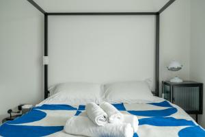 a bedroom with a bed with towels on it at Waterview apartments with ultra fast wifi close to Excel and O2, corporates and contractors welcome in London