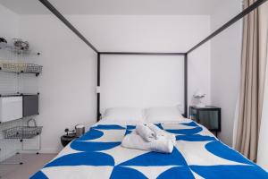a bedroom with a blue and white bed with towels on it at Waterview apartments with ultra fast wifi close to Excel and O2, corporates and contractors welcome in London