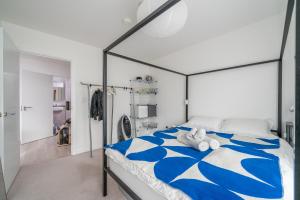 a bedroom with a bed with two stuffed animals on it at Waterview apartments with ultra fast wifi close to Excel and O2, corporates and contractors welcome in London