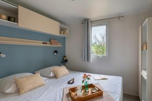 Postel nebo postele na pokoji v ubytování Camping Le Calypso 5 étoiles