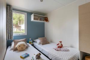 Postel nebo postele na pokoji v ubytování Camping Le Calypso 5 étoiles