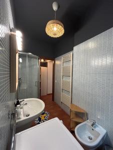 Un baño con lavabo, bañera e inodoro. en Sisters' Home, en Bérgamo