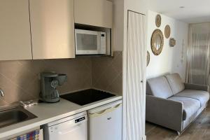 Kuchyňa alebo kuchynka v ubytovaní Flat for 4 people with swimming pool tennis court and free parking 227