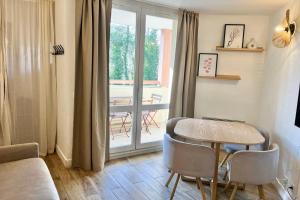 Posedenie v ubytovaní Flat for 4 people with swimming pool tennis court and free parking 227