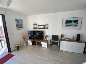 Μια τηλεόραση ή/και κέντρο ψυχαγωγίας στο 2 Terrasses entre Mer et Montagne T2 de 52m2 avec Wifi