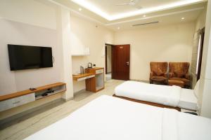 TV a/nebo společenská místnost v ubytování Hotel City Grand Varanasi