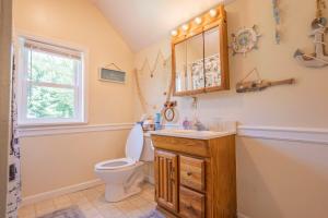 une salle de bain avec toilettes, lavabo et fenêtre dans l'établissement BnBs Dog Friendly Cottage, à Lewes 15 autres photos