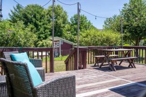 une terrasse en bois avec une table de pique-nique et des chaises dans l'établissement BnBs Dog Friendly Cottage, à Lewes