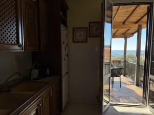 cocina con puerta a un balcón con vistas en The Piano Apartment - Beautiful View - by Host4U, en Imperia