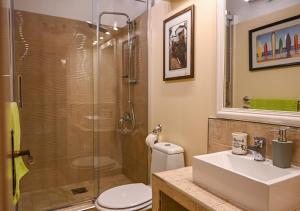 um banheiro com chuveiro, vaso sanitário e pia em Large Three Bedroom, Center of Old Town em Dubrovnik mais 4 fotografias