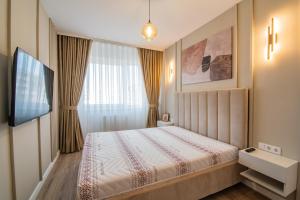 Postel nebo postele na pokoji v ubytování Denis Premium Suite - Private Parking - EV Station - Netflix - Self Check-in