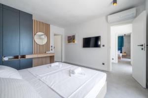 Postel nebo postele na pokoji v ubytování Seafront Villa Serenita + 37 fotografií