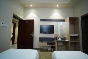 Hotel City Grand Varanasi客房内的一张或多张床位