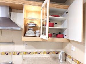 HARF22-101-02 2br apt in AD廚房或簡易廚房