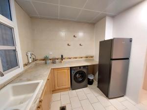 HARF22-101-02 2br apt in AD廚房或簡易廚房