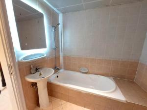 HARF22-101-02 2br apt in AD衛浴